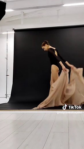 odel poses for photoshoot#balletphotography #rhythmicgymnastics #dancephotography #dress #balletphotography