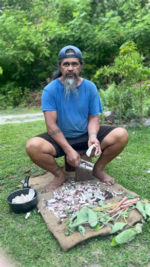 Taro = Rurutu =Taro Part of the national diet, if you don’t like this root vegetable you can’t call yourself a Rurutu ! Eaten boiled fried or mashed it is delicious and up there with Bread fruit, sweet potato and Manioc 😋 Local food - so good for you! Do you like taro ? #tahiti #rurutu #taro #locallygrown #MeetTheLocals #islandlife #frenchpolynesia | Unique Tahiti