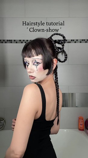 Welcome to my Halloween hairstyle tutorial! Today, I’ll show you a look that perfectly fits the clown theme and is sure to make an unforgettable impression. You’ll just need a few hair clips and some focus on draping to create this playful yet chaotic style. In the end, it’s a style that’s not only playful but also carries a deeper meaning. It symbolizes how often we wear the mask of a clown, even when different feelings are churning inside. Perfect for Halloween, when we can reveal our truth. E