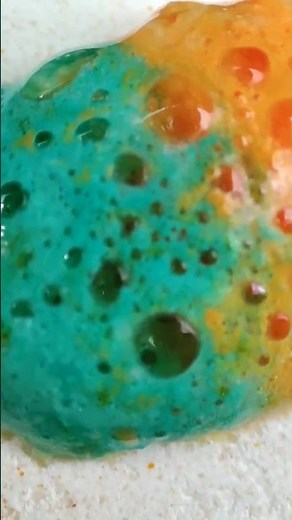 Effervescent Tablet Reacts With Multiple Colors In Mesmerizing DIY Experiment