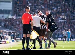 Hamburg, Deutschland. 17th May, 2025. Siebe Van der Heyden (FC St. Pauli, #44) Auswechslung, Verletzt, Kopfverletzung, GER, FC St. Pauli vs. VfL Bochum, Fußball, Bundesliga, Spieltag 34, Saison 2024/2025, 17.05.2025 DFL REGULATIONS PROHIBIT ANY USE OF PHOTOGRAPHS AS IMAGE SEQUENCES AND/OR QUASI-VIDEO Foto: Eibner-Pressefoto/Max Vincen Credit: dpa/Alamy Live News Stock Photo - Alamy