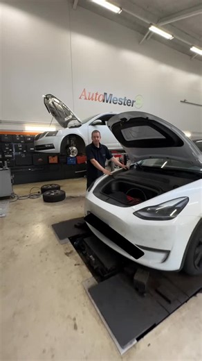 Har du en Tesla? Så skal du se med 👀⚡ Vi servicerer alle modeller og Morten deler et smart tip: din Tesla siger selv til, når noget skal serviceres💪🏼 Book tid til sit næste service gennem linket i vores bio❤️ | Vangskov Biler A/S