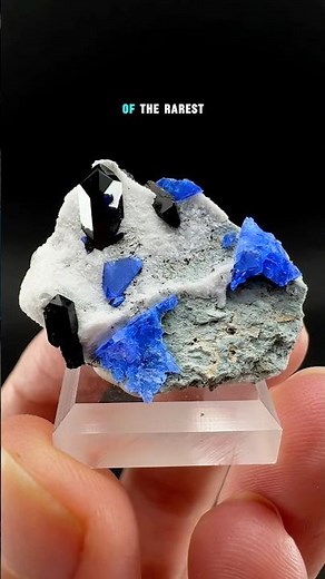 What makes benitoite one of the rarest gems on Earth.💎