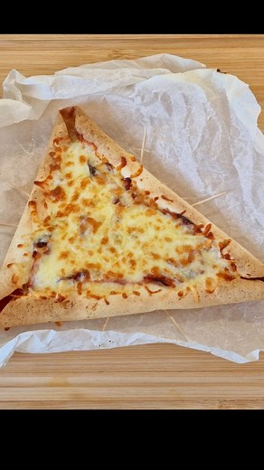 Try This Easy Air Fryer Pizza! So Amazing and Tasty!🥰 Ingredients: – 1 tortilla – Cheese (cut into 3 sticks) – Pizza tomato sauce – Ham – Sausage – Grated cheese – Toothpicks Cook in the air fryer at 180°C (356°F) for 8-10 minutes | Hearty and Delicious