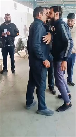 Kalesh b/w Driver and ticket checker of DTC bus, Anand Vihar Bus Terminal