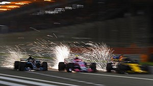 9.3K views | DAS Manöver von Lewis Hamilton - und andere Antworten auf Deine Fragen: Unsere Knackpunkte beim GP Bahrain. | Motorsport-Total.com | Facebook