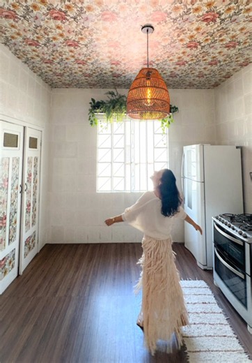 Minha casa 100TENÁRIA com Dolce Alba CASA100TENARIA Vamos combinar uma coisa? Não adianta decorar o chão da casa, caprichar nas paredes e esquecer do teto! Quando olhamos para um ambiente, precisamos pensar no todo. Afinal, são esses detalhes que fazem toda a diferença. Pensando nisso, escolhi a luminária de vime Serena, da Dolce Alba, para trazer aquele charme que faltava à minha cozinha. O trançado artesanal, combinado com a luz do final da tarde refletindo no teto, transformou esse cantinho e