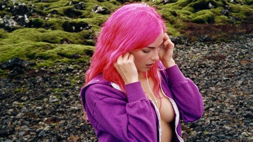 Addison Rae: “Headphones On”