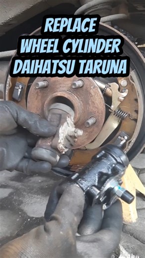 REPLACE WHEEL CYLINDER #daihatsutaruna #daihatsu #wheelcylinder #brakesystem #automobile #mechanic