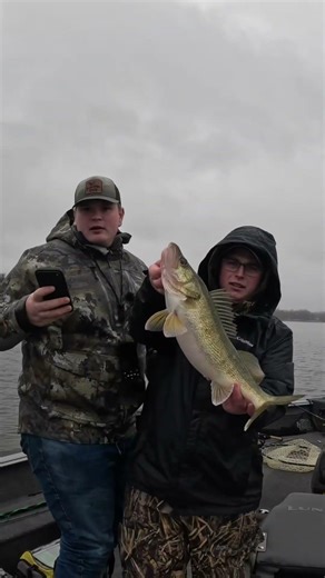 Spring Walleye Fishing on the Fox River #walleyefishing #wisconsin #depere #greenbay