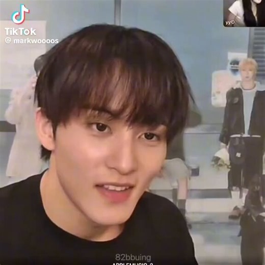 「Do you still have room for dessert?」「まだデザート食べられる？お腹に余裕ある？」という意味と「このあともう一段階いける？」という駆け引きとか、もっと親密な関係への期待を含んだフレーズになる。マークは後者の意味に聞こえたのか分かりやすく目が泳いでるの😳