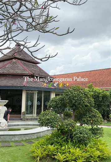 Pura Mangkunegaran is a palace in Surakarta, built in 1757, that serves as the residence of the Mangkunegaran family and is rich in Javanese culture, art, and tradition ✨