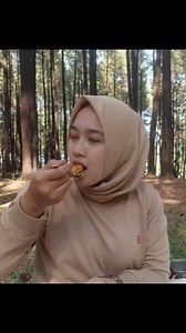 109K views · 926 reactions | simple cooking while camping - make pizza using instant noodles and eggs #pizza #camping #solocamping #cooking | Jeny Ayu | Facebook