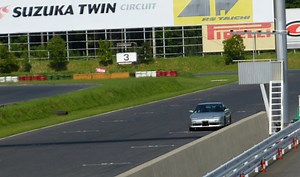 おすすめ車載カメラのマウント突っ張り棒でブレ防止！固定用クランプを使いキレイに撮影する方法の紹介～サーキット走行も余裕で対応