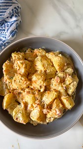 🎄Festive Potato Salad 1. Boil the potatoes until tender, then let them steam‑dry. 2. Pan‑fry them in a little oil and season with seven colours, Aromat, and black pepper until golden and crisp. 3. Let them cool slightly then add in finely sliced red onion, crispy bacon, grated carrots, fresh dill, and a touch of chilli flakes if you like. 4. Mix everything with mayonnaise until beautifully combined and chill before serving for the flavours to settle. | vees_cooking