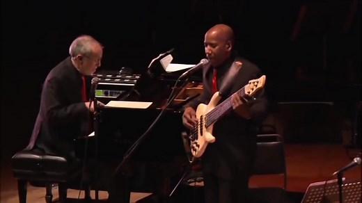 没错，这是Jazz乐队和交响乐团的跨界合作演出！SMOOTH JAZZ 老牌Fourplay乐团、贝斯大师Nathan East 现场开嗓