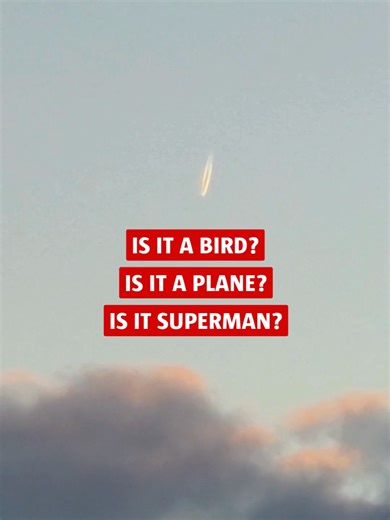 Mystiskt ljussken förbryllade Daniel Blixt i Kristinehamn. Två starkt lysande strimmor syntes på himlen, och han misstänkte att det kunde vara en satellit eller rymdskrot. Astroexperten Mats Ydersteg förklarar att det troligen rörde sig om kondensstrimmor från ett flygplan, upplysta av solen i skymningen. “Det är ovanligt att skenet är så starkt,” säger han. Händelsen har väckt Daniels intresse för himlafenomen. #Värmland #fyp