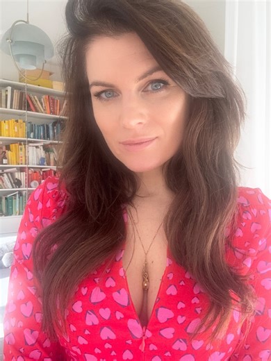 RISK made in Warsaw on Instagram: "Co się zmienia po 40-stce? "Życie jest prostsze, szybciej wiesz co ci sprawia przyjemność, dużo bardziej słuchasz swojej intuicji i ten print Risk. Follow your heart jest właśnie o tym!" A więcej o princie opowie Wam Antonina Samecka, głowna projektantka i współzałożycielka Riska. Antonina ma na sobie sukienkę Liberty w walentynkowej odsłonie printu Risk. Follow your heart. Ps. Ten drop walentynkowy to edycja limitowana! Link w bio!"