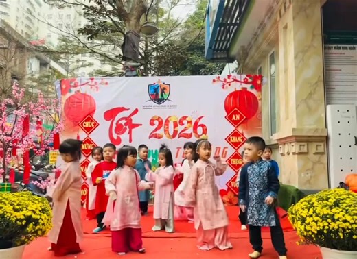 Tết Gõ Cửa MN Ngôi Sao - Xuân Bính Ngọ 2026 🌿 MỘT MÙA XUÂN NHO NHỎ Thương gửi ba mẹ một vài khoảnh khắc được ghi lại trong ngày hội xuân trong những ngày cuối năm ở mầm non Ngôi Sao. Một lần nữa,MN Ngôi Sao xin cảm ơn các gia đình thật nhiều vì đã cùng chung tay góp sức cho những hoạt động cuối năm trọn vẹn niềm vui dành cho các bạn nhỏ! Tết đã đến rất gần rồi! Mong chúng ta sẽ có một mùa Tết với thật nhiều niềm vui!!! 🥳 ————————————— 🌼 TUYỂN SINH XUÂN – GỬI TRỌN YÊU THƯƠNG CHO NHỮNG MẦM NON 