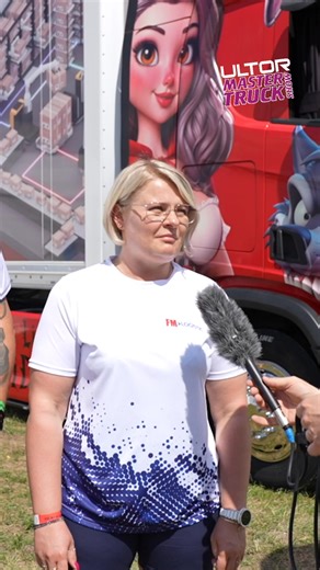 🎉🚛 FM Logistic na XXI ULTOR Master Truck Show 2025 – a powód? Wyjątkowy! 🎂 Pani Mariola zdradza nam, że FM Logistic świętuje 30-lecie działalności w Polsce! Od 1995 roku firma dynamicznie rozwija swoją sieć logistyczną w całym kraju, łącząc ludzi, towary i technologie 📦🌐 Trzy dekady na rynku i wciąż pełni energii! 💪 Z takimi gośćmi ten zlot to coś więcej niż tylko wydarzenie motoryzacyjne – to spotkanie liderów branży i pasjonatów z wizją przyszłości 🚚🚀 #ultormastertruck2025 #ultormaster