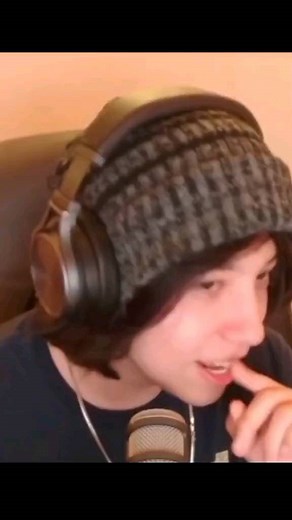 Quackity on Instagram: "Quien hambre tiene en pan piensa ........ #quackity"