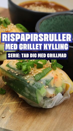 Dette er opskrift 8 i min grillserie: “Tab dig med grillmad”🔥 FIND HELE OPSKIFTEN HERUNDER! Husk at følge @jensthebeast1 for flere lækre grillopskrifter gennem sommeren☀️ Samlet tid: 20 minutter. Antal: 1 stk. (Ingrediensliste) 5g (½ stk.) Forårsløg 5g Chili mayo (hellmann´s) 5g Sur/sød chili sauce 10g (1 stk.) Rispapir 10g (1 stk.) Gulerod 10g (¼ stk.) Agurk 10g (½ stk.) Mango 15g (¼ stk.) Avokado, moden 30g Kyllingebrystfilet, rå (Fremgangsmåde) 1. Start med at skære alle frugter og grøntsage