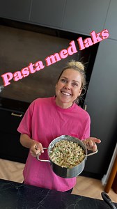 Pasta med laks 👌🩷 Michelles køkken har i dag en lækker lækker pasta med laks til jer ☀️ Den er hurtig at lave og dejlig at spise på terrassen 😍 Hvis du er til citron, så kan du sagtens tilføje citronskal og saft også 🤩 300 gram pasta 200 gram laks 200 gram Philadelphia Light med urter 1/2 pose edamamebønner 1/2 pose ærter Kog din pasta, steg din laks og varm bønner/ærter - bland det hele sammen og nyd det 🤠 2000 kalorier i gryden 🤓🤓 Huske at gemme retten og del med hvem som helst der elsk