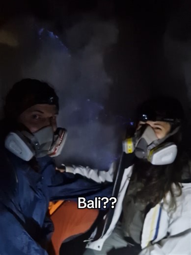 Sicuramente bella bali, ma vuoi mettere scalare un vulcano attivo alle 2 di notte con delle maschere antigas? #indonesia #java #montebromo #monteijen #borobudur