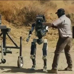 Le robot militaire: - Aucun état dame - Précis - Ne se plaint jamais - Programmé pour tuer | Police vs BadBoys