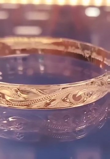 6.5K views · 103 reactions | We appreciate your interest and support. (Solis 14 KT Hawaiian Heirloom bracelet) available in 10 mm hand sizes 7.5. For further details, please visit our website at Www.GenovaUSA.com | Genova Hawaiian Jewelry | Facebook