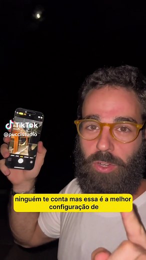 Para capturar fotos noturnas incríveis com seu iPhone, siga este guia e ajuste as configurações de câmera no iPhone. Ative o modo noite e escolha 10s: PASSO A PASSO: 1. Ative o Modo Noite: No app da câmera, o Modo Noite é ativado automaticamente em condições de baixa luz. Procure pelo ícone da lua. 2. Ajuste o Temporizador: Em vez de deixar no automático (3s), selecione manualmente 10 segundos para uma exposição mais longa e detalhes mais nítidos. 3. Estabilize o Celular: Para evitar tremores, a