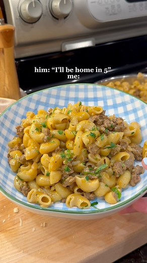 Homemade Hamburger Helper ♥️ Visit my website flavorsbyfrangipane.com for more quick pasta recipes 🍝 Recipe -1 tbsp olive oil -1 yellow onion, diced -5 garlic cloves, minced -1 lb ground beef -1 tbsp tomato paste -1 tsp salt -2 tsp Italian seasoning -1 tsp paprika -1/2 tsp black pepper -3 cups beef broth -1 1/2 cups heavy cream -1 lb pasta noodles -1 cup shredded cheddar cheese -fresh parsley, for garnish & Parmesan cheese 1. Heat the olive oil in a large pan, then add the onion and cook until 