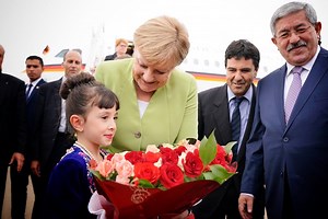 Algerien ist ein wichtiger regionaler Stabilitätsfaktor in Nordafrika – auch in Fragen der Migration. Kanzlerin Merkel lobte bei ihrem Besuch heute vor allem die konstruktive Zusammenarbeit bei der Rückführung von abgelehnten Asylbewerbern. Neben politischen Gesprächen stand kultureller Austausch auf dem Programm – der Besuch einer PASCH-Mädchenschule mit starker Deutschlandbindung. bpaq.de/fb_Algerienreise | Bundesregierung