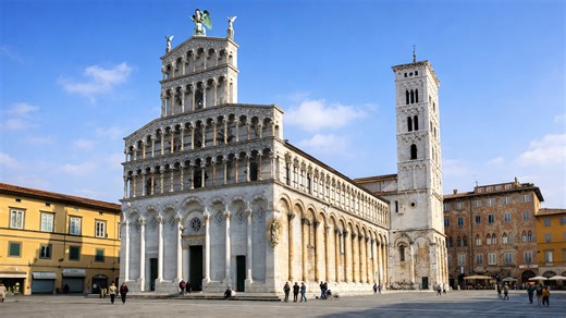 Une église historique impressionnante domine Lucca en Italie