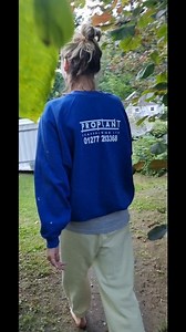 Išdažiau terasą, spintelių vidų, pianiną (jo dar laukia antras sluoksnis – tepsiu, kai pradžius) 😄 Dar liko nueiti į kitą terasą – kolonos dažyti, išsimesti triušiukus ir pabaigti tvarkyti namus 😇 Jau 20:15 val., bet aš – otupištės – viską spėsiu! Naktis man nesvetima 😄 Svarbiausia – tikslai įgyvendinti, tada ramiau galiu miegoti 🥰 O dar norėčiau ir išsimaudyti spėti 🤩 | P. D. Zubrickų sodyba