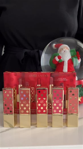 Estée Lauder Chile Market on Instagram: "Aún sin regalo? 🎁✨​ @by_ferscherer te muestra todos los colores de esta colección de edición limitada: un set de 5 labiales en tamaño completo, listos para acompañar cada uno de tus looks de fiesta. 💄✨​ Los tonos:​ • Sneak Peak — nude rosado, cremoso.​ • Blushing Bow — malva suave, cremoso.​ • Red Ribbon — rojo vibrante, cremoso.​ • Rosy Ribbon — nude malva medio, cremoso.​ • Velvet Ribbon — rosa medio, cremoso.​ Cinco colores, cinco moods… y un solo s