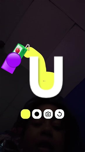 Apple juice is yellow. Are you serious? Why did one person make it green? ￼