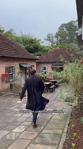 QUEDATE EN UN LUGAR DE ENSUEÑO, A SOLO UN PASO DE ARGENTINA ✨ Hoy quiero mostrarte uno de los Airbnb más increíbles en los que me quedé. Se encuentra en Gramado, una colonia alemana en Brasil, a tan solo 1h30 de vuelo desde Buenos Aires y luego 100 km en auto. La propiedad se llama “Borgo 28” y está rodeada de verde, viñedos, animales y hasta un arroyo. Todo el complejo está dividido en distintas unidades, y nosotros nos quedamos en la “Casa Vinícola”: un espacio enorme que alguna vez fue utiliz