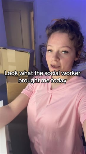 Social Worker Surprise: A Heartwarming Parcel Delivery