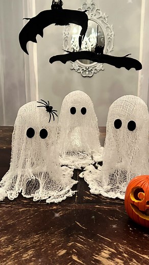 Easy cheese cloth ghosts 👻 YOU WILL NEED Cheese cloths Mod podge Wat... | cheesecloth ghosts