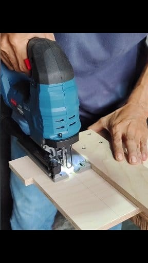 This is a simple jig for precision cutting using a jigsaw. #woodwork #carpenter #tipsandtrick #woodworkingtips #fblifestyle | Tris Woodworking
