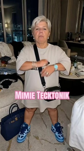 Mimie Mathy danse de la tecktonik dans sa chambre d'hôtel à Pattaya #mimiemathy #dance #tecktonik #humour #aigenerated
