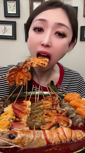 Eating yummy spicy soup with octopus, salmon, shrimps and fried pork brains | Tom Eating