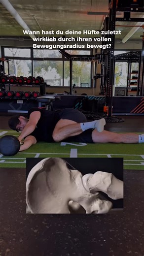 Alex Glöckle | Longevity & Training on Instagram: "❗️Dein unterer Rücken tut ständig weh? Dann liegt’s vielleicht gar nicht an deinem Rücken... Viele kämpfen mit Spannung, Instabilität oder sogar Schmerzen im unteren Rücken – und suchen die Ursache genau dort. Aber oft ist nicht der Rücken das Problem – sondern deine Hüfte. Genauer: deine fehlende Hüftrotation. 👉🏼 Hip CARs (Controlled Articular Rotations) sind wie ein Neustart für dein Hüftgelenk: • Du aktivierst tiefes Gewebe u