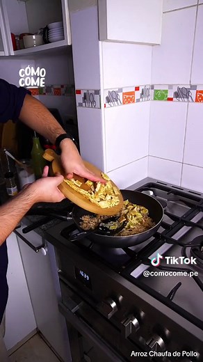 Arroz Chaufa de Pollo Receta: -3 Huevos -2 Pierna con Encuentro deshuesados (puedes usar pechuga también) -1/3 atado Cebolla China (parte blanca y verde) -1 cdta Ajo Rallado -1 cdta Kión Rallado -4 tazas Arroz Cocido -Aceite de Ajonjolí -Sillao al gusto -Sal y Pimienta al gusto -1 cda Salsa de Ostión (opcional) Rinde 2 a 3 porciones #arrozchaufadepollo #recetafacil #comidaperuana