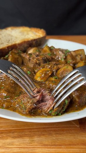 Receta del clásico Boeuf Bourguignon francés para los días de frío