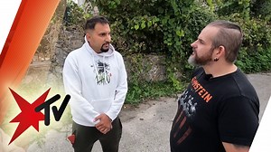 Attila Hildmann wurde einst als veganer TV-Koch bekannt, doch mit dem Beginn der Corona-Pandemie begann auch seine Radikalisierung als Verschwörungsideologe und bekennender Judenhasser. Hass und Hetze verbreitet Hildmann vor allem über den Messenger-Dienst "Telegram". Noch bevor er in Deutschland aufgrund seiner Äußerungen rechtliche Konsequenzen fürchten musste, verlagerte er seinen Wohnort in die Türkei. stern TV-Reporterin Sophia Maier reist dorthin, um Hildmann ausfindig zu machen: Warum ver