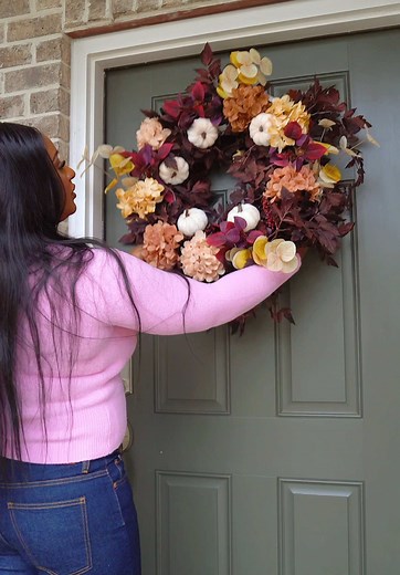 DIY FALL Floral Wreath Elevate your Fall decor this season with this beautiful DIY Floral Wreath. 🍂Very Elegant 🍂 Would you re-create? #diyfalldecor #Fall #Autumn #Fallcenterpiece #diycenterpiece #fallflorals #floralarrangement #wreath #centerpiecesideas #flowerarrangement #floraldecor #Cozyvibes