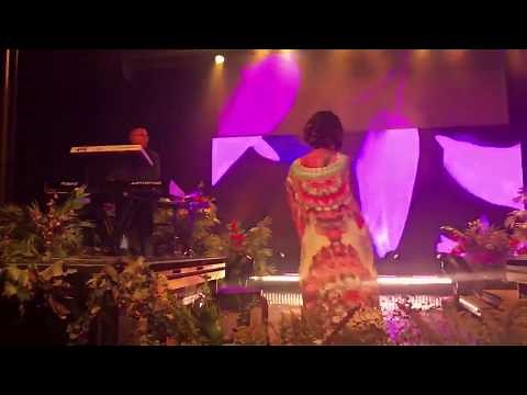 Jhené Aiko performs Sing To Me with her daughter Namiko Love #TheTripTour