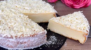 JOGURT KOLAČ SA KOKOSOM I DŽEMOM: Penast i lagan, svaki zalogaj se topi u ustima (VIDEO)